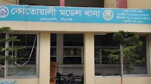 দুর্গন্ধের উৎস খুঁজতে গিয়ে বন্ধ দোকান  থেকে ব্যবসায়ীরা মরদেহ উদ্ধার